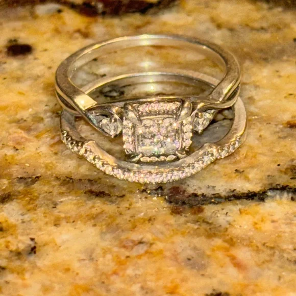 Elegant Silver Diamond Ring Set - Picture 5 of 9